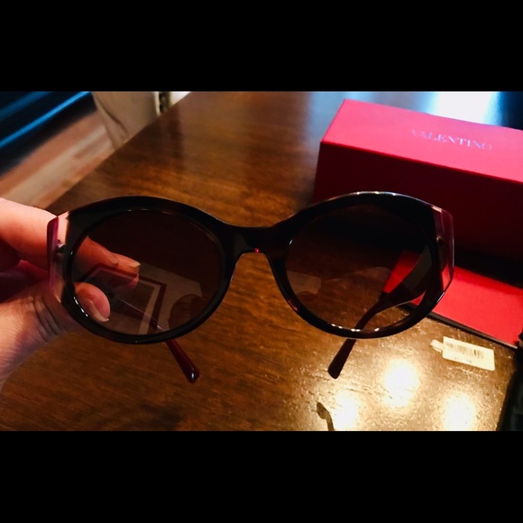 Beautiful authentic Valentino Burgandy Tortoise Shell Sunglasses-New in Box - Picture 4 of 16